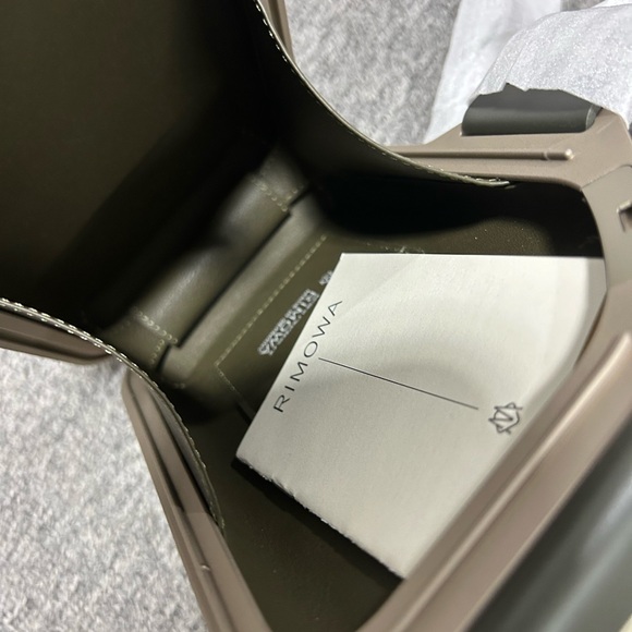 RIMOWA Metallic Gold Crossbody BagZimmerwa pocket - Picture 4 of 11